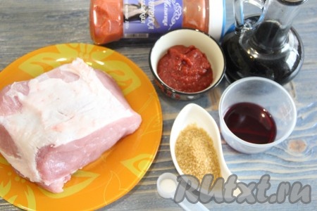 Подготовить продукты для запекания куска свинины в фольге в духовке. Мясо вымыть и обсушить.