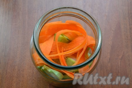 Заполнить банки кабачками, перекладывая их слайсами моркови.