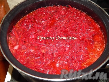 К обжаренным овощам добавить перекрученные помидоры, дать массе закипеть и выложить свеклу.

