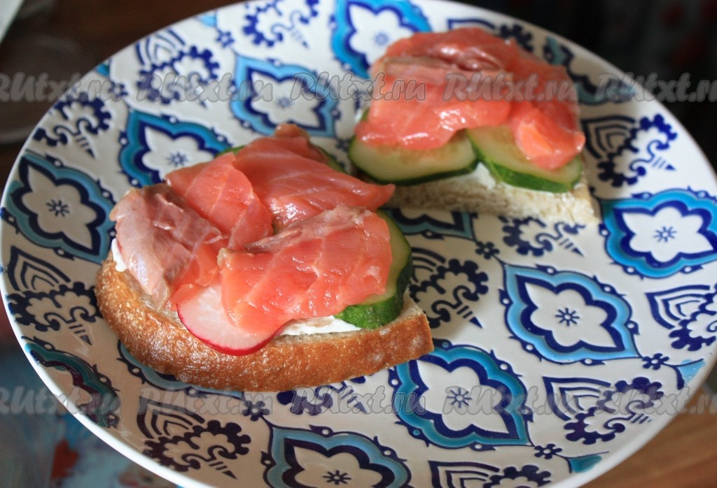 Бутерброды с творожным сыром и красной рыбой - 5 пошаговых фото в рецепте