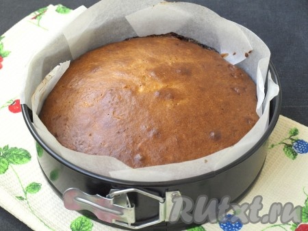 Разогреть духовку до 180 градусов и печь пирог 40-45 минут.
