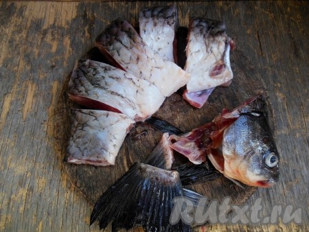 Отрежьте у каждой рыбы голову и хвост, удалите плавники - они нам не понадобятся для приготовления домашних консервов (из голов карасей можно сварить рыбный бульон для первого блюда). Нарежьте рыбу на небольшие кусочки (шириной по 1,5-2 см каждый).
