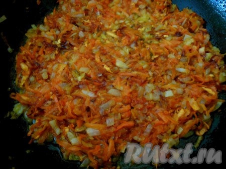 Лук с морковью выложите на сковороду с растительным маслом и обжарьте, время от времени помешивая, до золотистого цвета.
