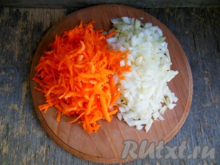 Репчатый лук нарежьте на небольшие кусочки, морковь натрите на терке.