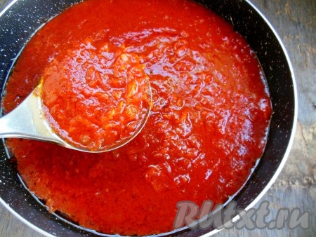 Добавьте к обжаренным овощам томатный сок и томатную пасту, сахар, соль, уксус, черный молотый перец и растительное масло, доведите соус до кипения, и проварите 2-3 минуты с момента закипания на небольшом огне. При желании, чтобы приготовленный томатный соус стал однородным, можно взбить его погружным блендером (я не стала взбивать его блендером). 