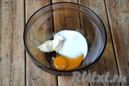 В миске соединить мягкое сливочное масло, сахар и яичный желток. 
