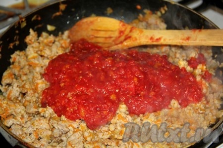 Затем добавляем натертые на терке помидоры, солим, перчим и тушим минут 5-10 под крышкой. Начинка для лазаньи готова.
