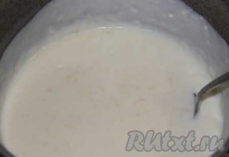 Тонкой струйкой добавляем молоко, не забывая интенсивно помешивать, солим. Когда соус загустеет до консистенции сметаны, выключаем газ и даем соусу остыть.
