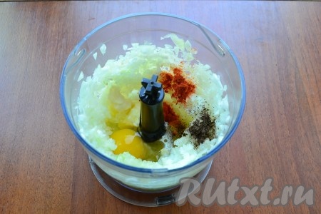 Измельчить лук на высокой скорости блендера. К луку добавить яйцо, соль, паприку, черный перец и снова измельчить до состояния пюре.
