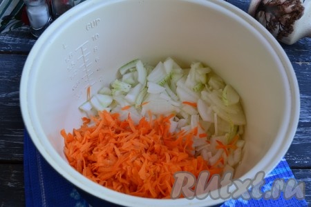 Лук нарезать полукольцами или четвертинами в чашу мультиварки (или в кастрюлю, если будете готовить на плите). Добавить натертую на крупной терке морковь.
