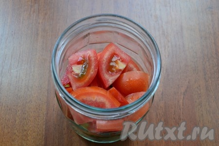 Далее - помидоры, нарезанные крупными кусочками.
