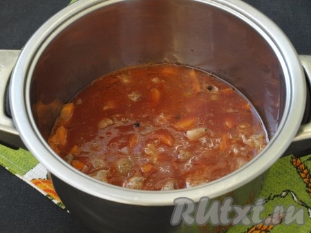 1 стакан воды смешать с томатной пастой, залить мясо с овощами, добавить соль и перец горошком, накрыть кастрюлю крышкой, уменьшить огонь и готовить 45 минут.
