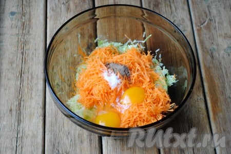 Вбить к морковке и кабачкам яйца, посолить и поперчить по вкусу, хорошо перемешать. 
