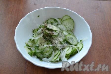 В салат из огурцов, лука и петрушки добавить соль, сахар, влить растительное масло и уксус. Хорошо поперчить.
