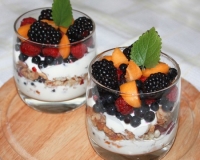 Мюсли с йогуртом, ягодами и фруктами