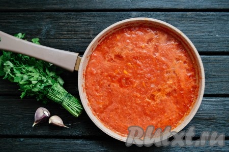 Поставить томатный сок с овощами на слабый огонь и, помешивая, уваривать минут 10.
