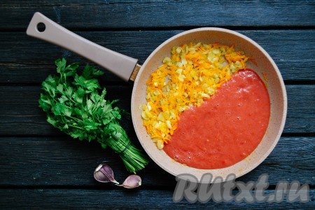 Влить получившийся томатный сок в сковороду с оставшимися обжаренными овощами, по вкусу добавить соль и молотый черный перец.