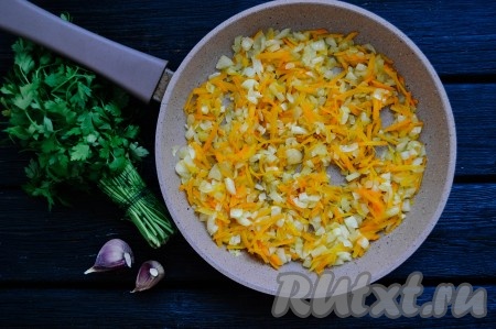 В разогретую сковороду влить растительное масло, выложить морковку и лук, обжарить их, помешивая, на среднем огне 2-3 минуты.
