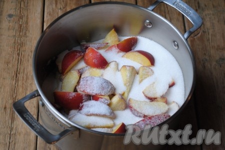 Поместить персики в кастрюлю, в которой будем варить варенье, засыпать сахаром и оставить при комнатной температуре на 3-4 часа (можно на ночь). 
