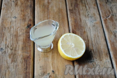 Из лимона выдавить сок и вылить в сироп. Лимон добавит кислинку сладкому сиропу и сделает его цвет более ярким. 