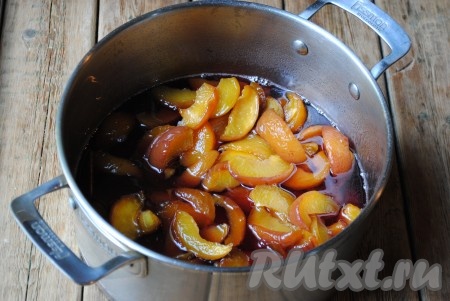 Затем отправить в сироп персики и варить ещё 10 минут, иногда перемешивая. 
