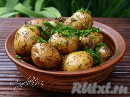 Молодой картофель, запеченный в рукаве в духовке
