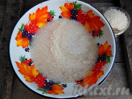 Рис промойте несколько раз в теплой воде.
