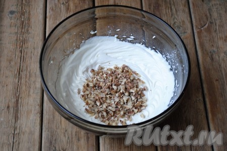 В приготовленный сметанный крем добавить грецкие орехи, перемешать. 
