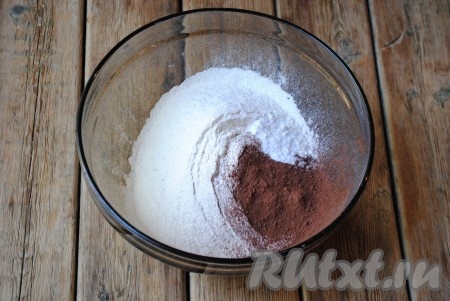 Для приготовления теста в миску просеять муку, добавить какао-порошок и соду, хорошо перемешать. 