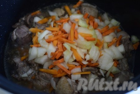 Пока жарится утка, нарезать очищенную морковь тоненькими брусочками, очищенный лук нарезать мелко. Когда мясо утки обжарится, выложить к нему нарезанные лук и морковь.
