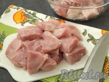 Мякоть свинины, которую я брала для шашлыка, называют "яблочко". Мясо следует промыть и зачистить, затем обсушить и нарезать на кусочки массой 35-40 грамм.
