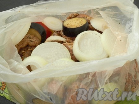 Для того чтобы мясо и овощи хорошо промариновались, их лучше пересыпать в целлофановый пакет, завязать и хорошо встряхнуть. Оставить пакет в холодильнике на 3-4 часа.
