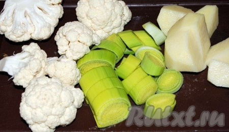 Промыть, обсушить и нарезать на небольшие кусочки цветную капусту, картофель и лук-порей.
