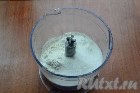В чашу блендера всыпать муку, добавить сахар, соль, ванилин.