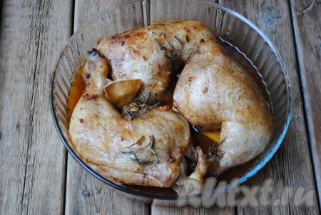 Отправить куриные окорочка в разогретую до 200 градусов духовку на 30-40 минут. Затем фольгу снять и запекать мясо ещё 15-20 минут (до красивого румяного цвета).
