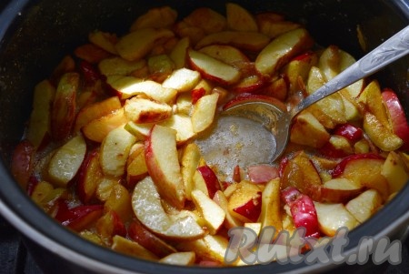 Затем ставим яблоки на огонь и на медленном огне доводим их до кипения, периодически помешивая, равномерно распределяя в сиропе.