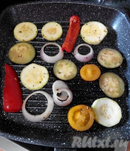 На хорошо разогретую гриль-сковороду выложить овощи и обжарить с двух сторон до готовности.
