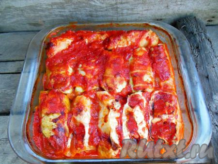 Запекайте голубцы в томатно-сметанном соусе при температуре 150-170 градусов около 1 часа.