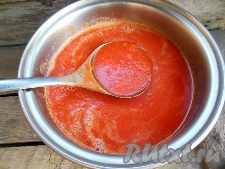 На сковороду к оставшимся обжаренным овощам добавьте томатный сок, томатную пасту, соль, сахар и черный молотый перец, доведите до кипения, уменьшите огонь до среднего и проварите 2-3 минуты, затем добавьте сметану, перемешайте и снова доведите до кипения. Как только томатно-сметанный соус закипит, снимите с плиты.