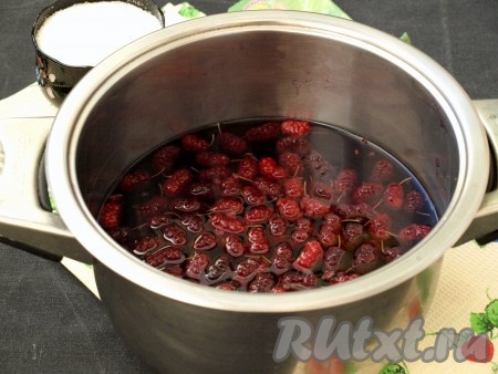 Слить содержимое банки вместе с ягодами в кастрюлю, добавить сахар и довести до кипения.
