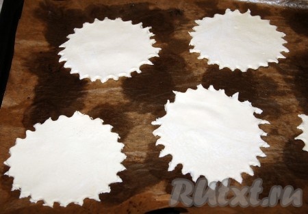 Перенесем основу для пирожных из слоеного теста на противень, застеленный бумагой для выпечки.