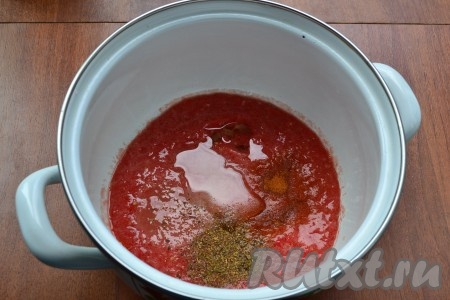 Измельчить помидоры до состояния пюре, вылить в кастрюлю. Добавить соль, сахар, растительное масло, хмели-сунели, красный молотый перец, влить уксус.