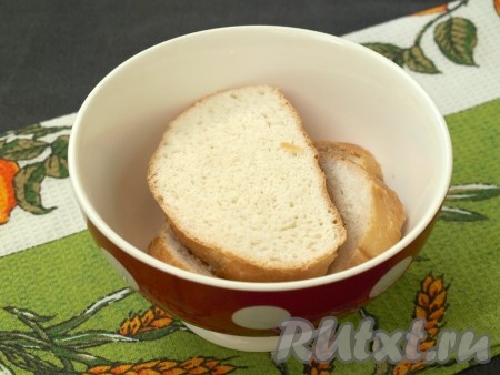 Хлеб поместить в мисочку и залить молоком, оставить минут на 10.
