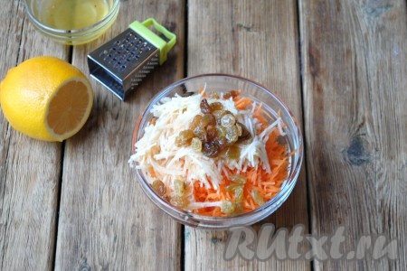 Морковно-яблочный салат заправить мёдом и перемешать. Количество мёда и лимонного сока можно регулировать под свой вкус. 