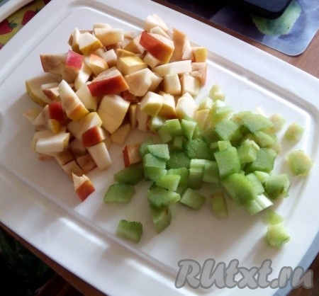 Яблоко вымыть, стебель ревеня очистить, у смородины удалить плодоножки и вымыть. Яблоки и ревень нарезать небольшими кубиками.