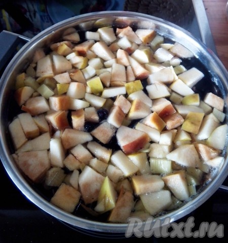 В кастрюлю налить воду и поставить на огонь. Как только вода закипит, выложить в кастрюлю яблоки, ревень и смородину, добавить сахар по вкусу.
