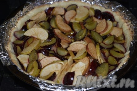 Ставим песочный пирог с яблоками и сливами в разогретую до 180 градусов духовку на 15-20 минут. По истечении времени достаем уже очень ароматный пирог.
