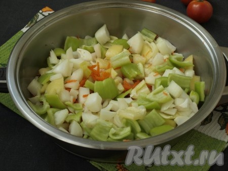 Добавить в сковороду морковь, лук и болгарский перец, готовить 6-7 минут на среднем огне, слегка помешивая, чтобы овощи не пригорели.

