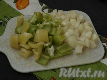 Болгарский перец очистить от семечек. Крупными кубиками нарезать болгарский перец и очищенный лук.
