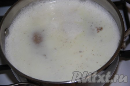 Аккуратно опустить куриное филе в горячее молоко. Накрыть кастрюлю крышкой и оставить мясо до полного остывания.